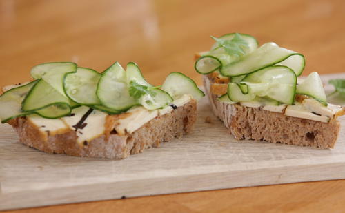 Bild: G+J Digital Products Gurkensandwich mit Algentofu und Koriander