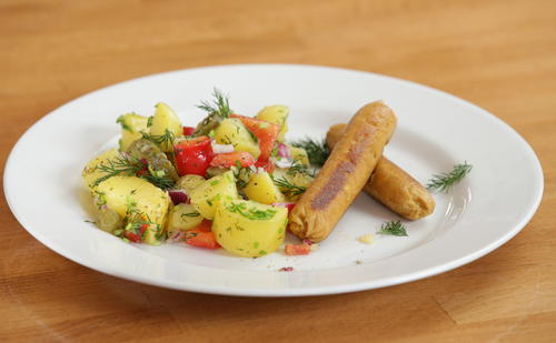 Bild: G+J Digital Products Vegane Würstel mit Salat