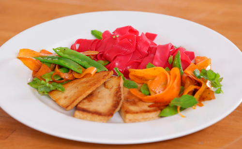Bild: G+J Digital Products Pinke Reisnudeln mit mariniertem Tofu und buntem Gemüse