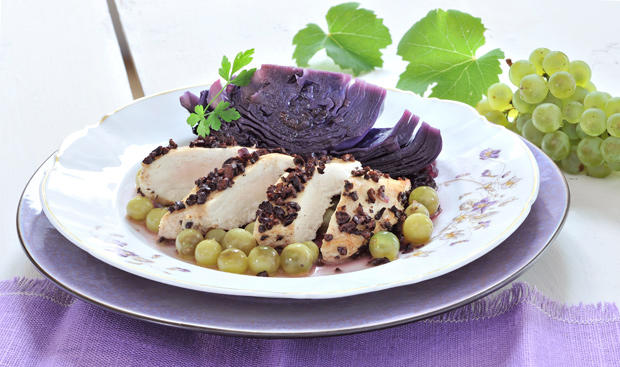 Geschmortes Rotkraut mit Schoko-Huhn und Trauben