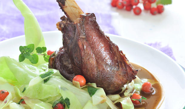 Bild: GUSTO / Koeb Ulrike Rehstelze mit Vogelbeer-Spitzkraut