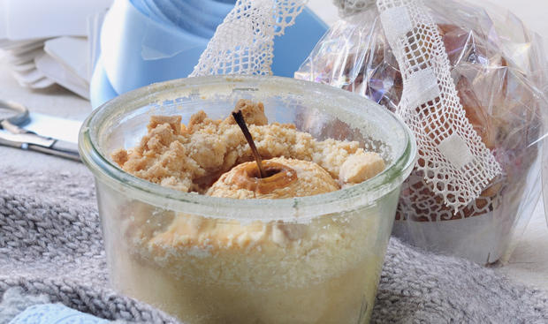 Bild: GUSTO / Koeb Ulrike Bratapfelkuchen im Glas