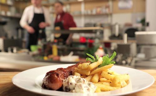 Bild: G+J Digital Products / Timo Moritz Orientalische Currywurst mit Minzpommes und Dattelmayo