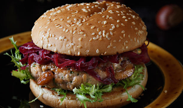 Bild: GUSTO / Eisenhut & Mayer Maroniburger mit Rotkrautsalat