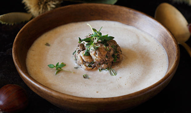 Maronischaumsuppe mit Leberknödel