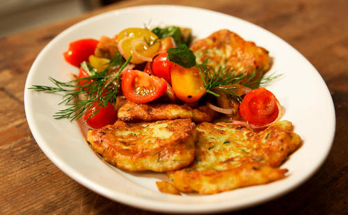 Bild: G+J Digital Products/Till Uhrig Zucchini-Ricottapuffer mit Paradeisersalat