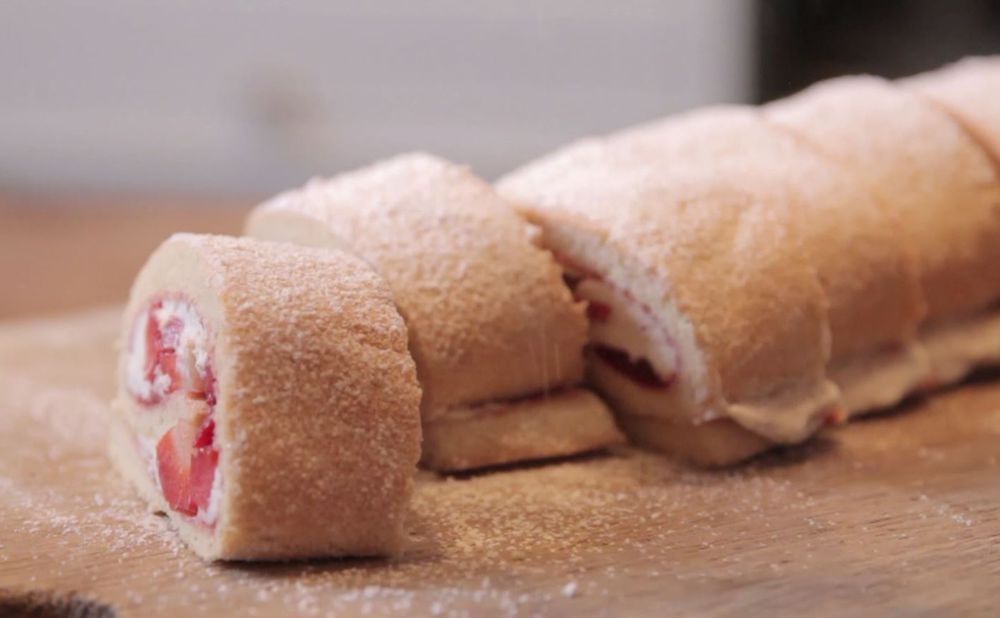 Biskuitroulade mit Erdbeeren • GUSTO.AT