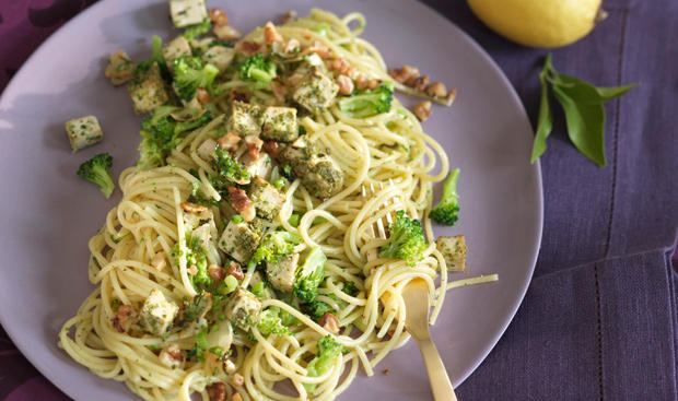 Brokkoli-Spaghetti mit Pesto-Tofu