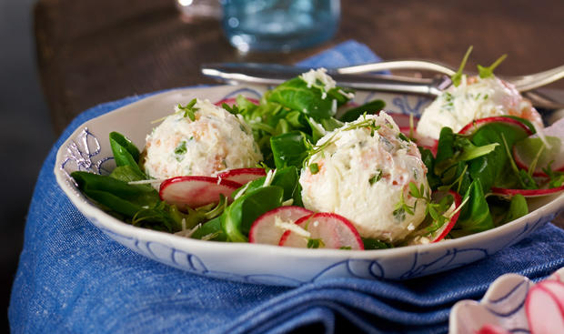 Lachsbällchen mit Kren und Salat