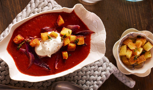 Rote Zwiebelsuppe mit Croutons