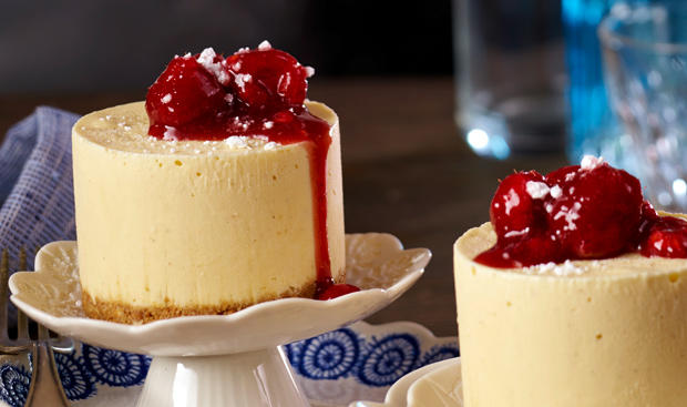 Geeister Topfenkuchen mit heißen Himbeeren