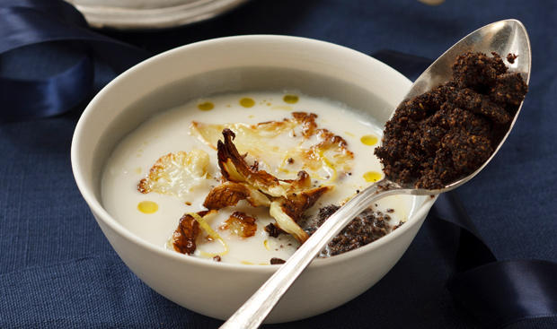 Karfiol-Zitronensuppe mit Mohn-Oliven-Bröseln