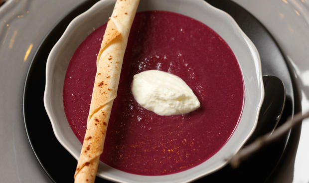 Rotkrautsuppe mit Zimtstangerl