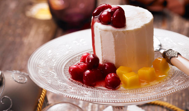 Kardamom-Honigparfait mit Cranberries und Mango