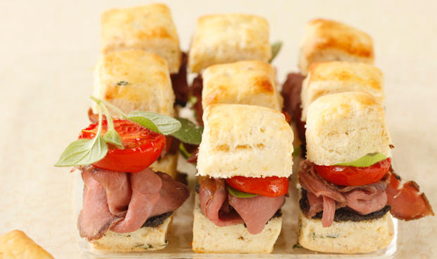 Gewürz-Scones mit Tapenade und Roastbeef