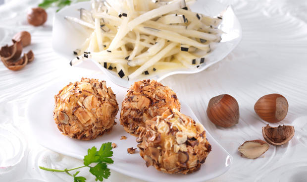 Erdäpfelbällchen mit Rettichsalat