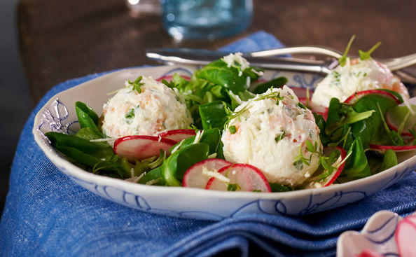 Lachsbällchen mit Kren und Salat