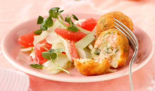 Lachsknödel mit Grapefruit-Fenchel-Salat