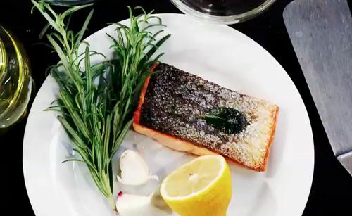 Bild: G+J Digital Products Lachsfilet braten