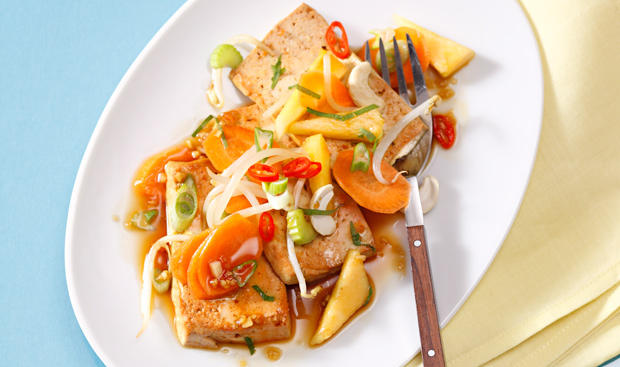 Bild: GUSTO / Eisenhut & Mayer Sprossensalat mit Tofu, Ananas und Cashews