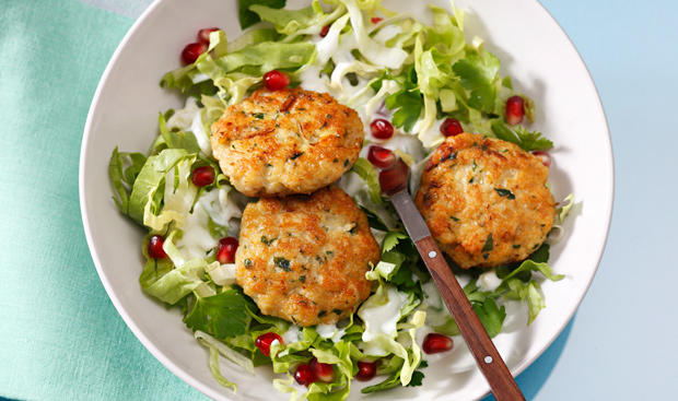 Endivien-Granatapfel-Salat mit Hühner-Kokos-Burgern