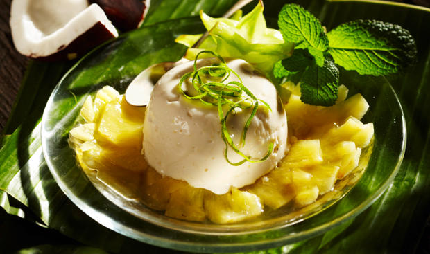 Kokos-Mousse mit Rum-Ananas