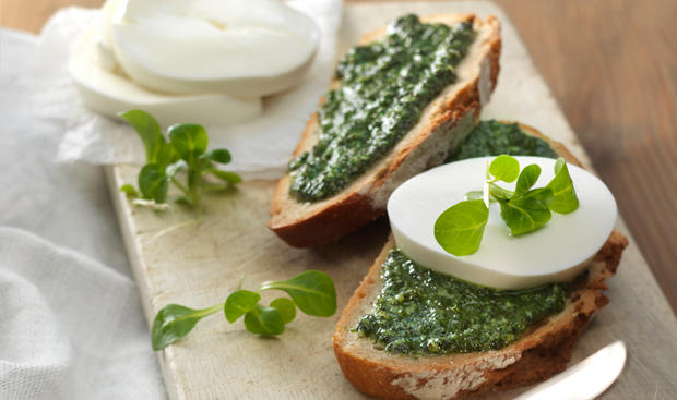 Vogerlsalat-Pesto-Brote