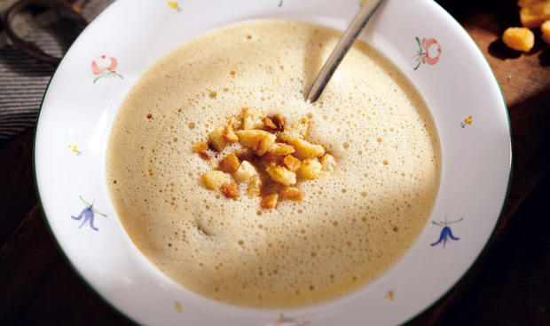 Biersuppe mit Semmelwürfel