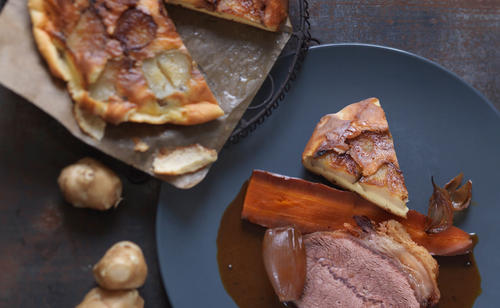 Bild: GUSTO / Ulrike Köb Rindfleisch mit Topinambur-Tarte