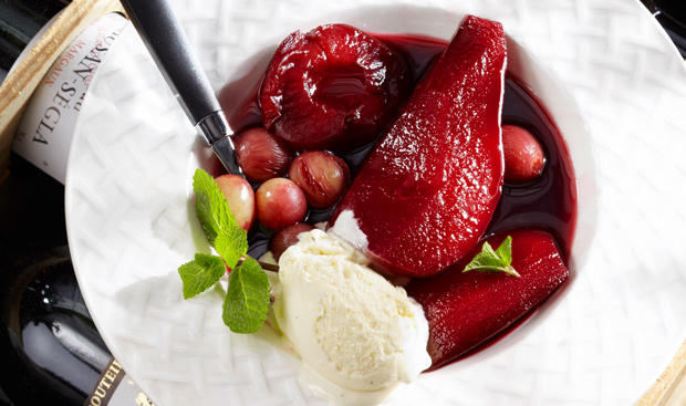 Bild: GUSTO / Stefan Liewehr Früchte in Rotwein
