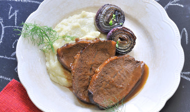 Bild: GUSTO / Ulrike Köb Schulterscherzel mit Fenchelpüree und Thymian-Zwiebeln