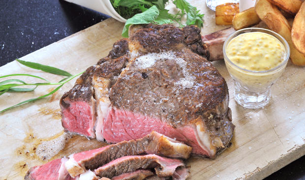 Bild: GUSTO / Ulrike Köb Clubsteak mit Pommes