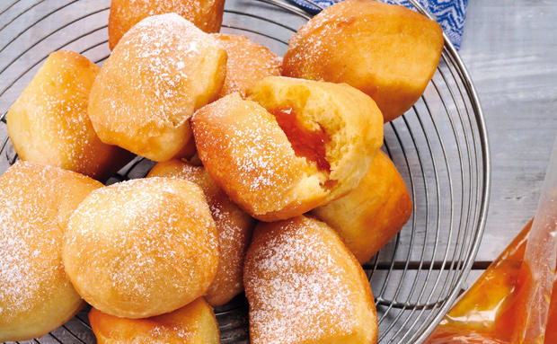 Mini-Krapfen mit Marillenmarmelade