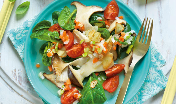 Spinat-Pilz-Salat mit Karotten-Fenchel-Salsa