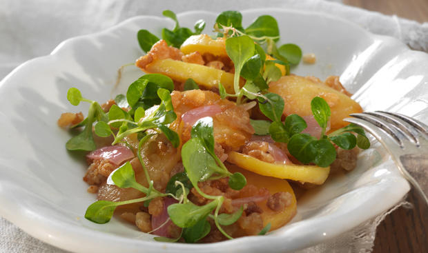 Bild: GUSTO / Ulrike Köb Erdäpfel-Vogerlsalat mit Grammeln
