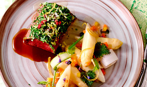Bild: GUSTO / Dieter Brasch Maibock mit Spargelragout