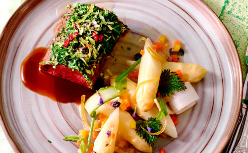 Bild: GUSTO / Dieter Brasch Maibock mit Spargel