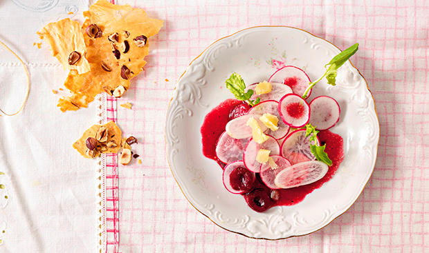 Radieschen-Carpaccio mit Kirschen