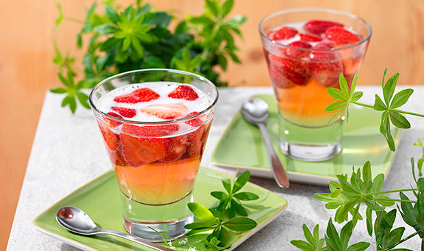 Bild: GUSTO / Eisenhut & Mayer Prosecco mit Waldmeister und Erdbeeren