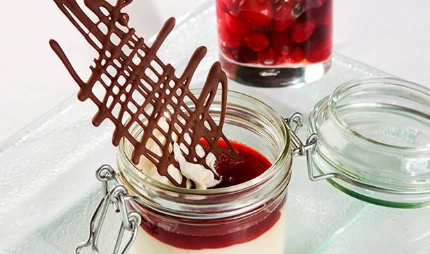 Bild: GUSTO / Michael Markl Waldmeistermousse mit Dirndlgelee