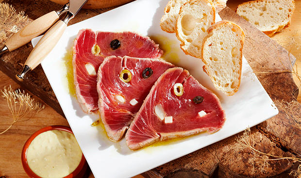 Bild: GUSTO / Stefan Liewehr Gespickter Thunfisch mit Aioli