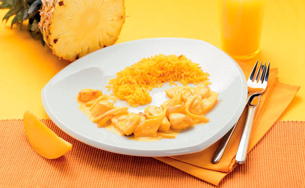 Hühnercurry mit Ananas und Mango auf Safranreis • Rezept • GUSTO.AT