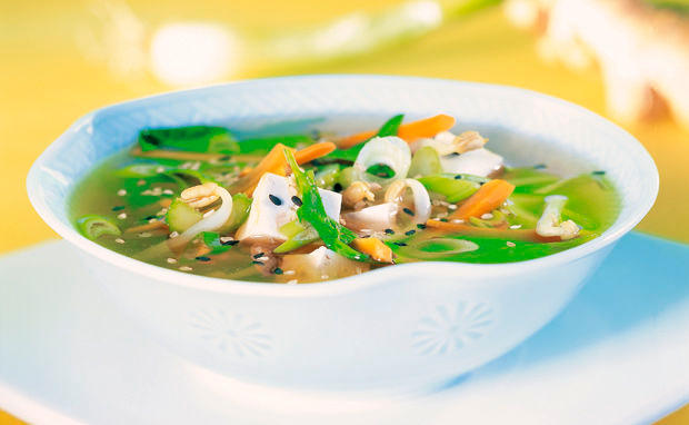 Chinesische Gemüsesuppe mit Sprossen und Tofu