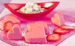 Erdbeer-Joghurt-Herzen mit Rhabarber-Holler-Sauce