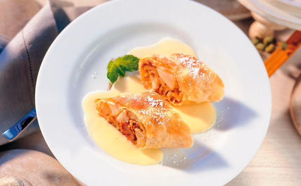 Birnen-Dattel-Strudel mit Zimtsauce