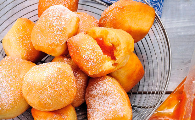 Mini-Krapfen mit Marillenmarmelade