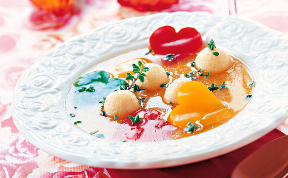 Gemüsesuppe mit Paprikaherzen