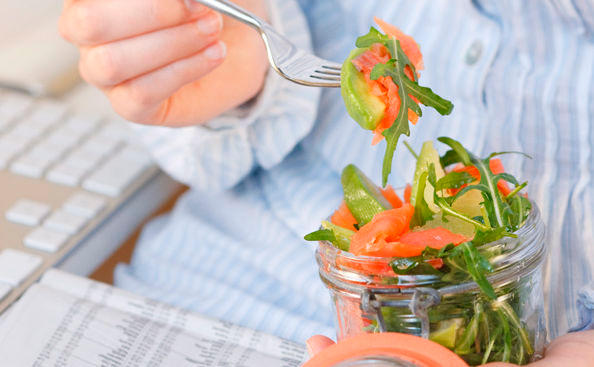 Avocado-Lachssalat mit Rucola