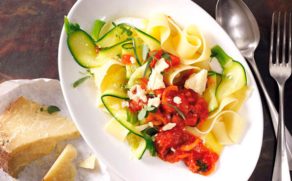 Zucchini-Pappardelle mit Paradeissauce