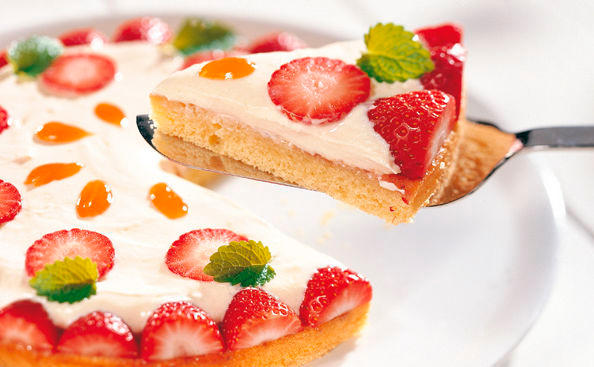 Biskuit-Torte mit Topfencreme und Erdbeeren